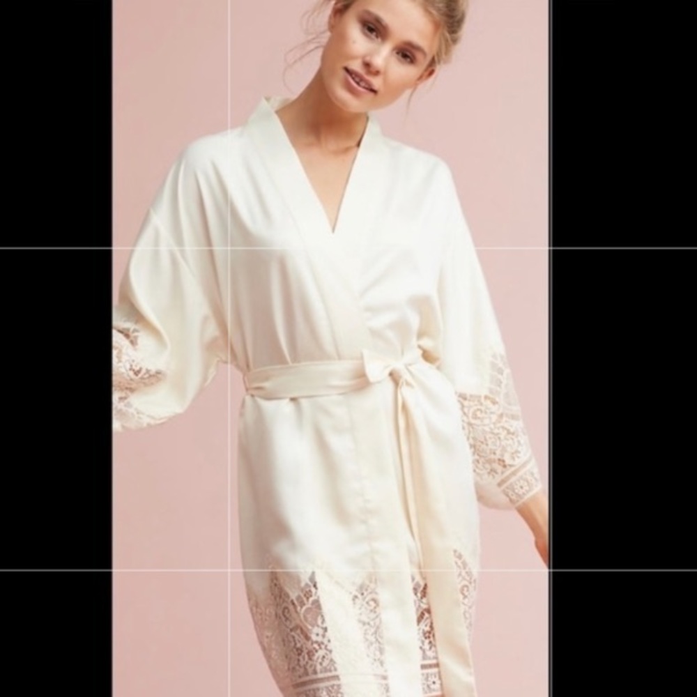Flora nikrooz white silk robe with lace NWT